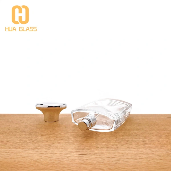 Frasco de vidrio de perfume cuadrado plano de 100 ml con tapa negra en relieve