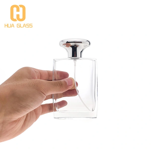 Frasco de vidrio de perfume cuadrado plano de 100 ml con tapa negra en relieve