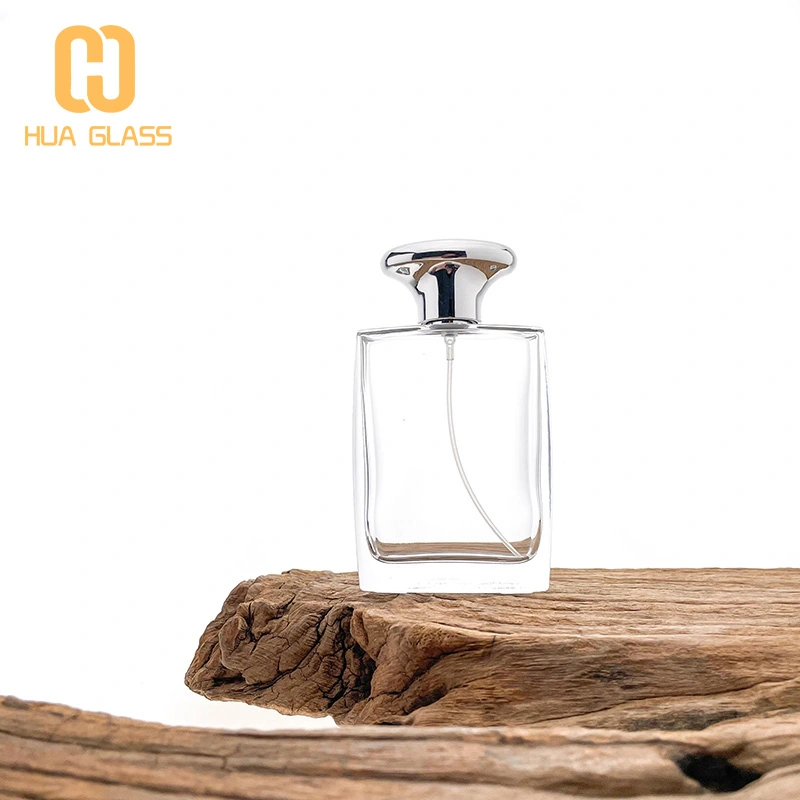 Frasco de vidrio de perfume cuadrado plano de 100 ml con tapa negra en relieve  