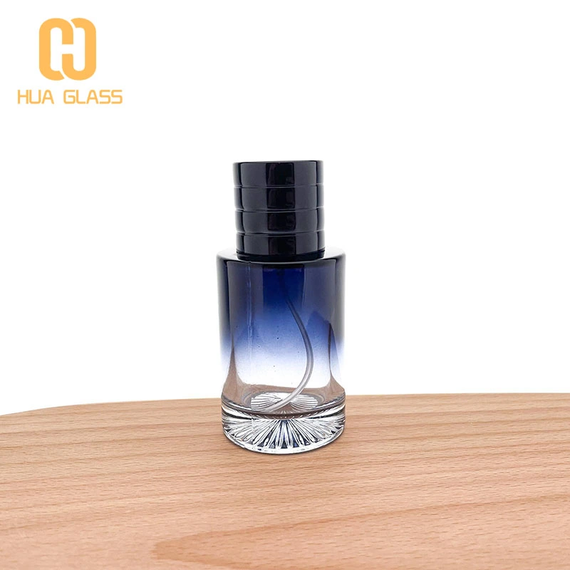 botella de perfume de cristal engarzado con tornillo azul diseño de la marca dior savage 50ml