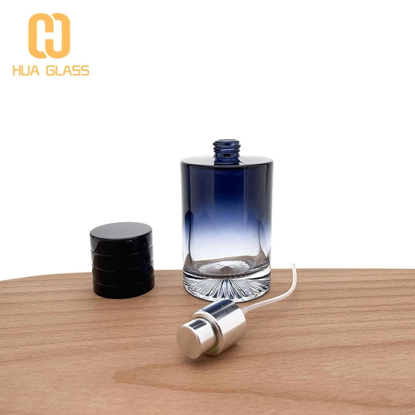 botella de perfume de cristal engarzado con tornillo azul diseño de la marca dior savage 50ml