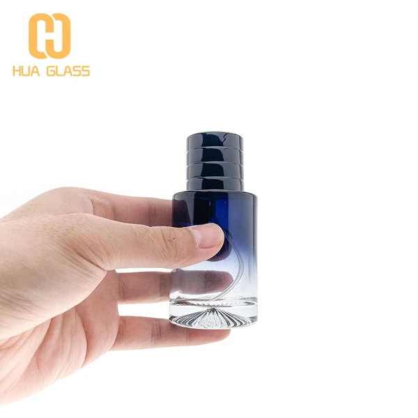 botella de perfume de cristal engarzado con tornillo azul diseño de la marca dior savage 50ml