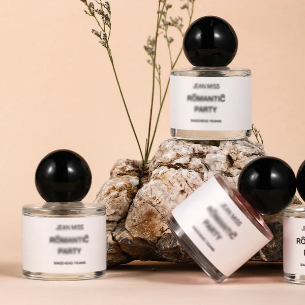 50 مل 100 مل زجاجة عطر زجاجية صغيرة مستديرة مع غطاء خشبي مستدير