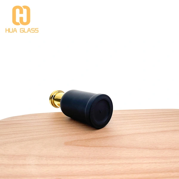 زجاجة عطر من الزجاج الأسود من هوغو بوس