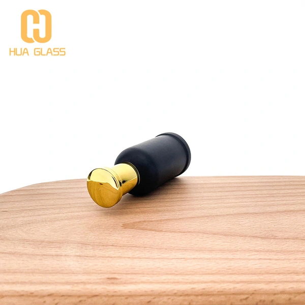 زجاجة عطر من الزجاج الأسود من هوغو بوس