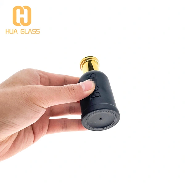 زجاجة عطر من الزجاج الأسود من هوغو بوس