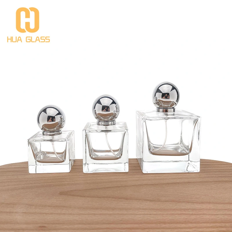 Frascos de perfume decorativos de forma cuadrada con tapa de bola plateada.  