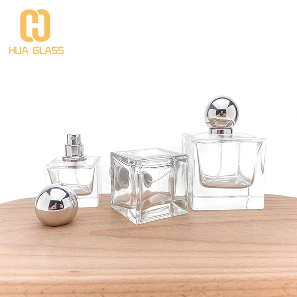 Frascos de perfume decorativos de forma cuadrada con tapa de bola plateada.