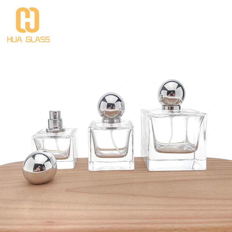 Frascos de perfume decorativos de forma cuadrada con tapa de bola plateada.  