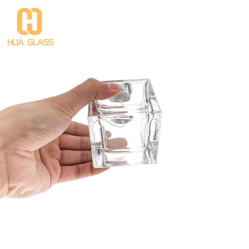 Frascos de perfume decorativos de forma cuadrada con tapa de bola plateada.  