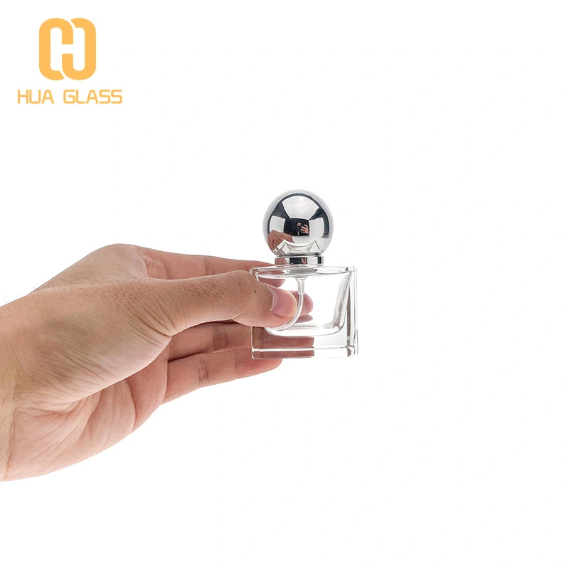 Frascos de perfume decorativos de forma cuadrada con tapa de bola plateada.  
