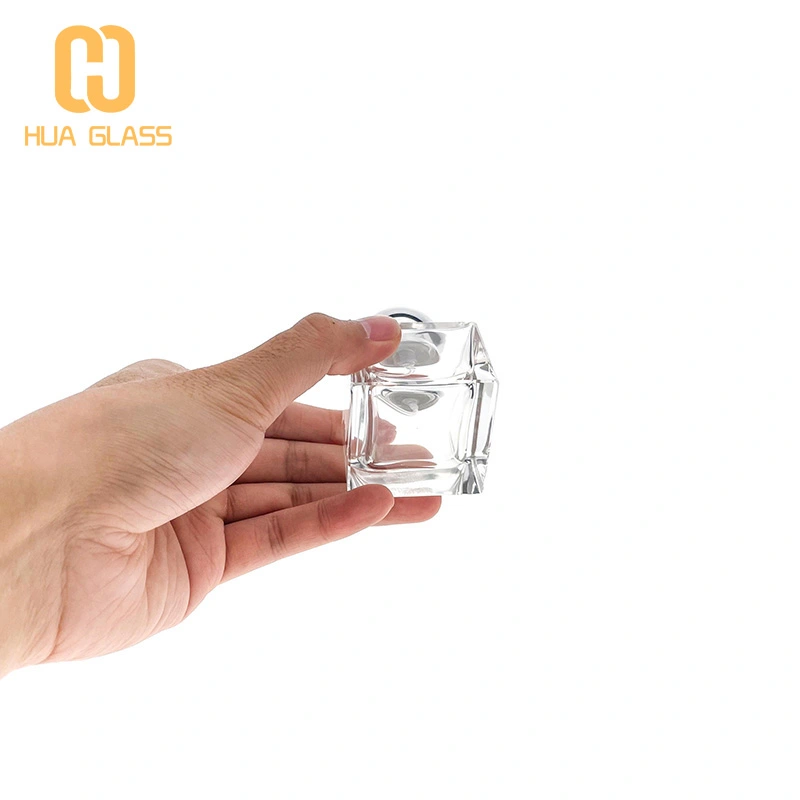 Frascos de perfume decorativos de forma cuadrada con tapa de bola plateada.  