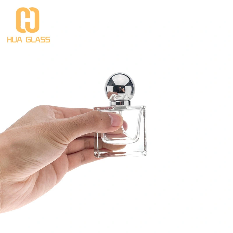 Frascos de perfume decorativos de forma cuadrada con tapa de bola plateada.  