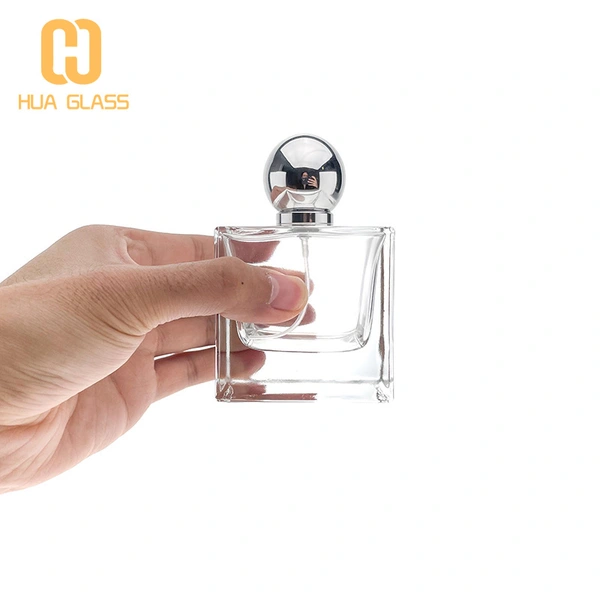 Frascos de perfume decorativos de forma cuadrada con tapa de bola plateada.
