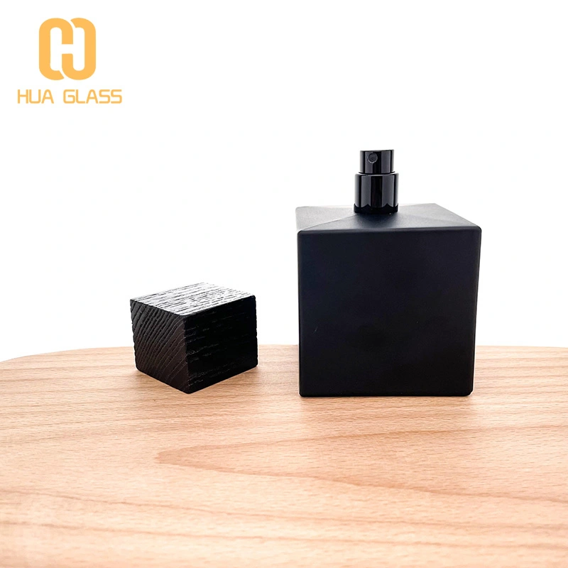 Frasco de perfume de vidrio negro con forma de cubo cuadrado de 100 ml con tapa de madera negra  