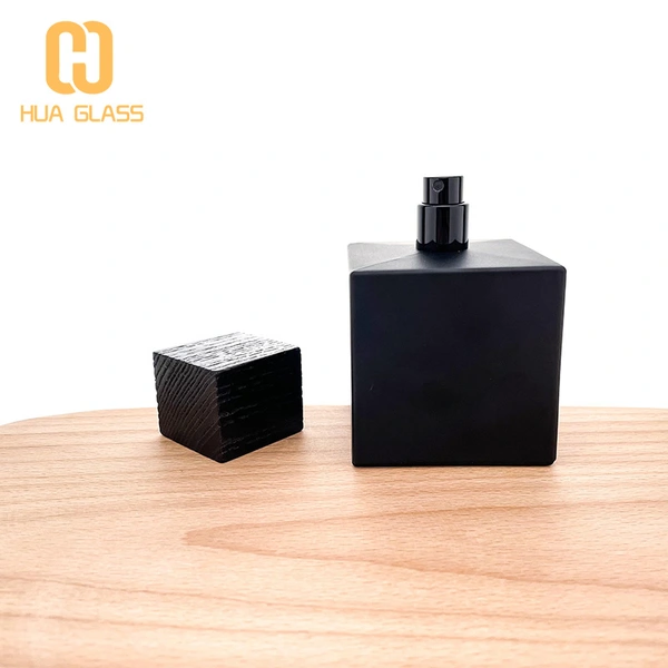 Frasco de perfume de vidrio negro con forma de cubo cuadrado de 100 ml con tapa de madera negra