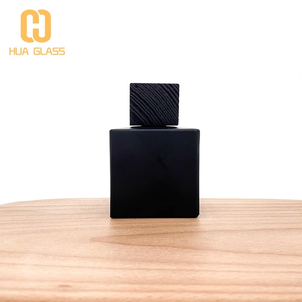 Frasco de perfume de vidrio negro con forma de cubo cuadrado de 100 ml con tapa de madera negra