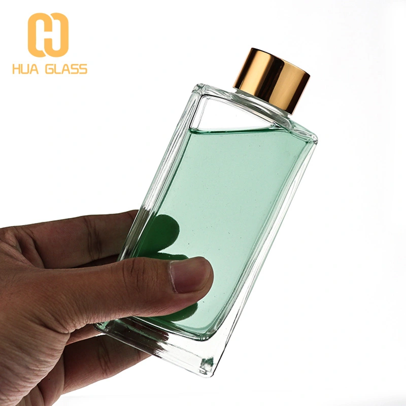 زجاجة مستطيلة بحجم مختلف مستطيلة الشكل مع عصي القصب السميكة  