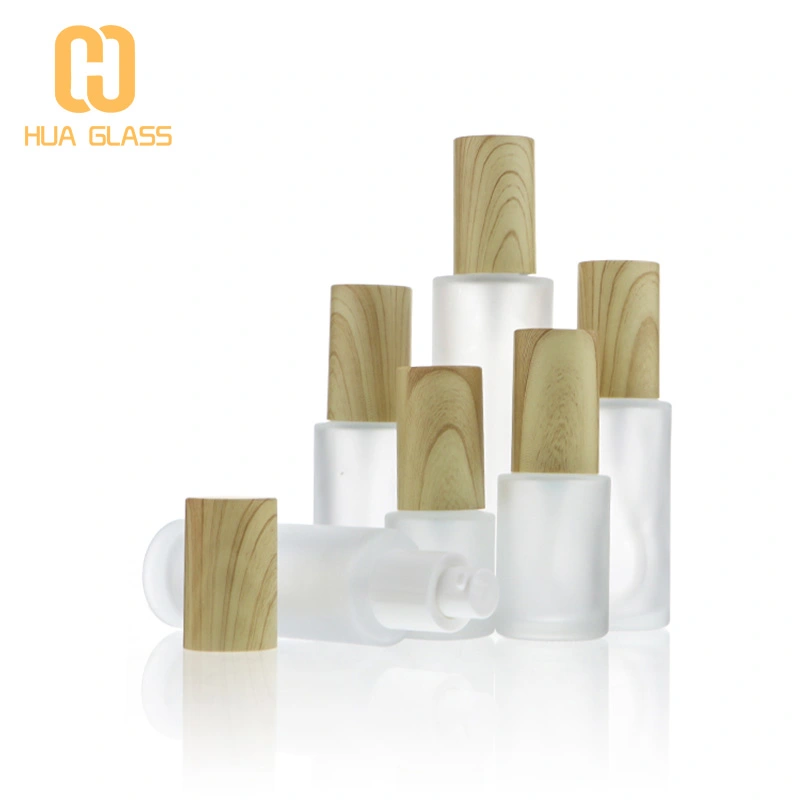 زجاجة مستحضرات التجميل من الزجاج الشفاف المتجمد مع غطاء من البلاستيك الخشبي