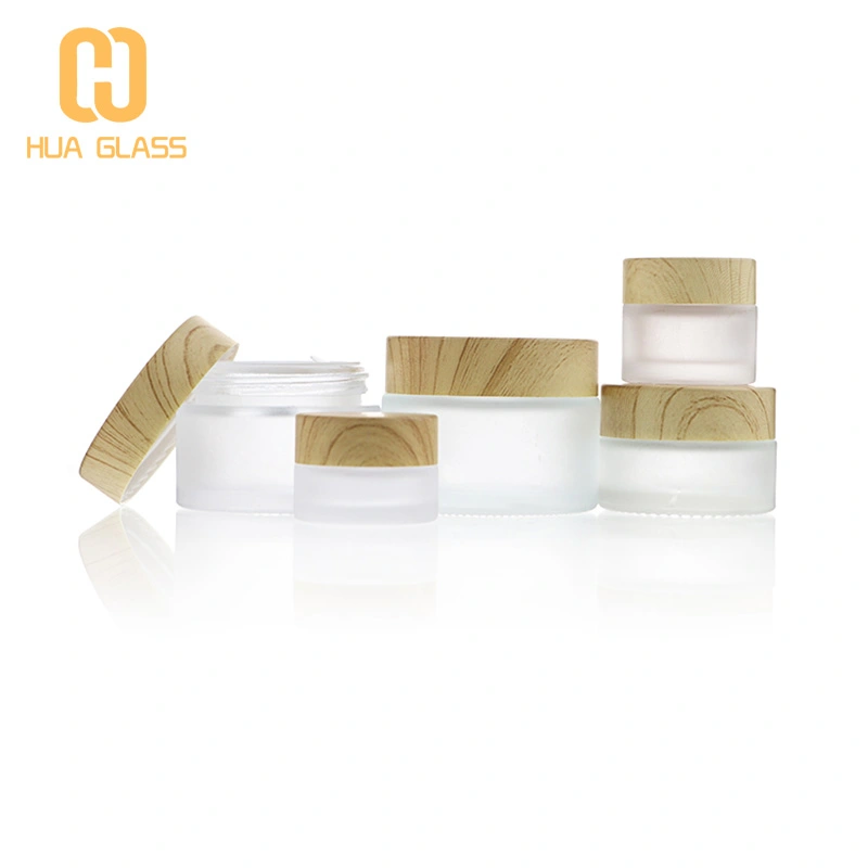 زجاجة مستحضرات التجميل من الزجاج الشفاف المتجمد مع غطاء من البلاستيك الخشبي