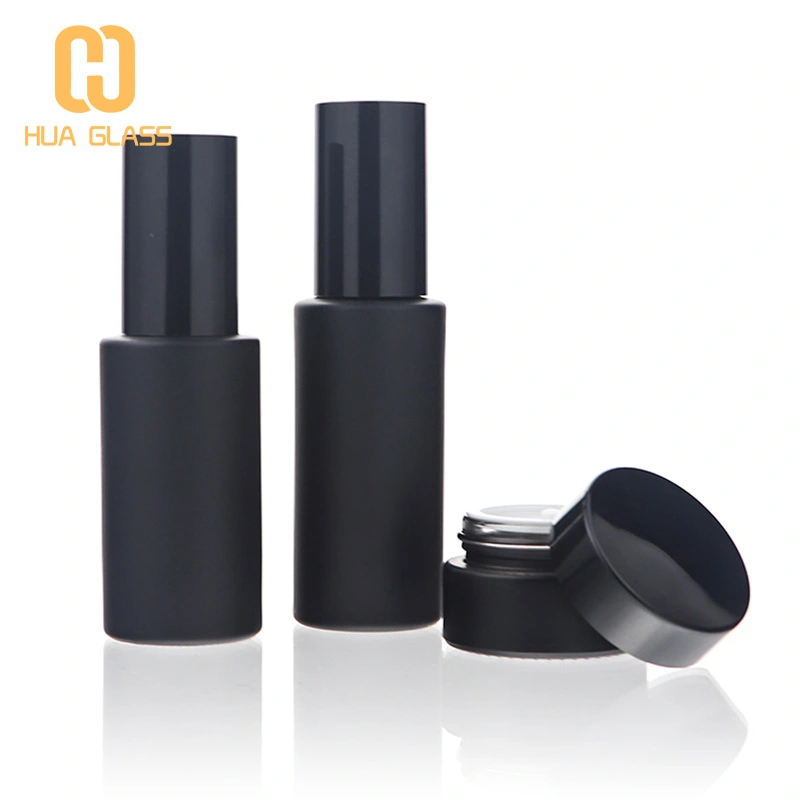 матовые черные плоские косметические стеклянные бутылки и банки с кремом на плечах