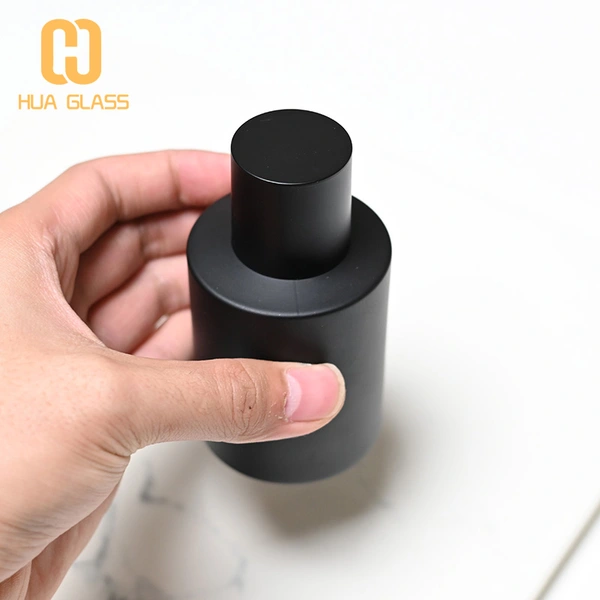 Frasco de perfume redondo beige negro mate de vidrio de 50 ml con tapa