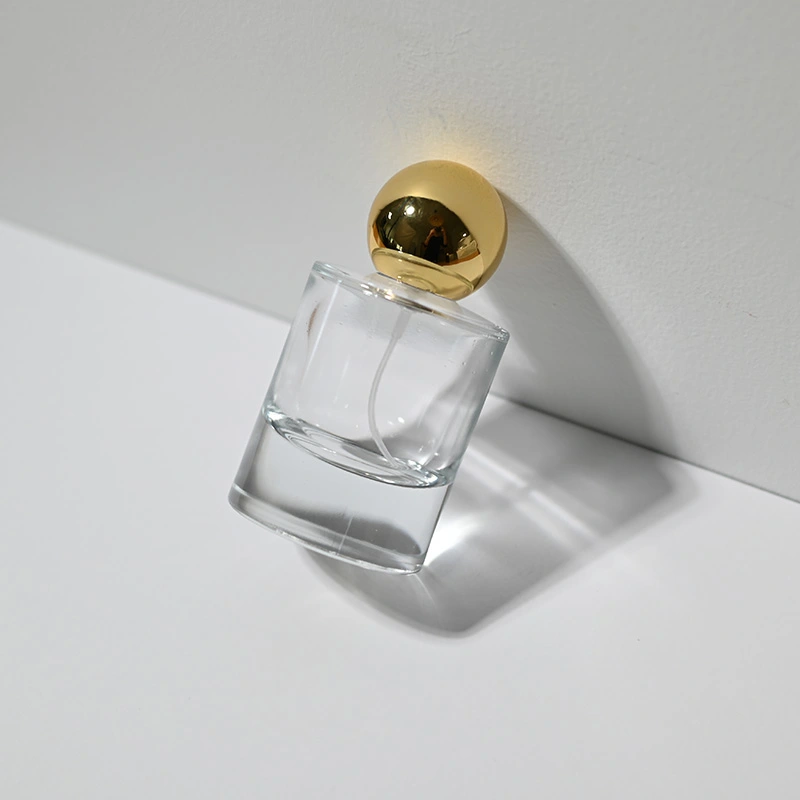 زجاجة عطر مستديرة فاخرة من الزجاج الشفاف سعة 50 مل مع غطاء كروي