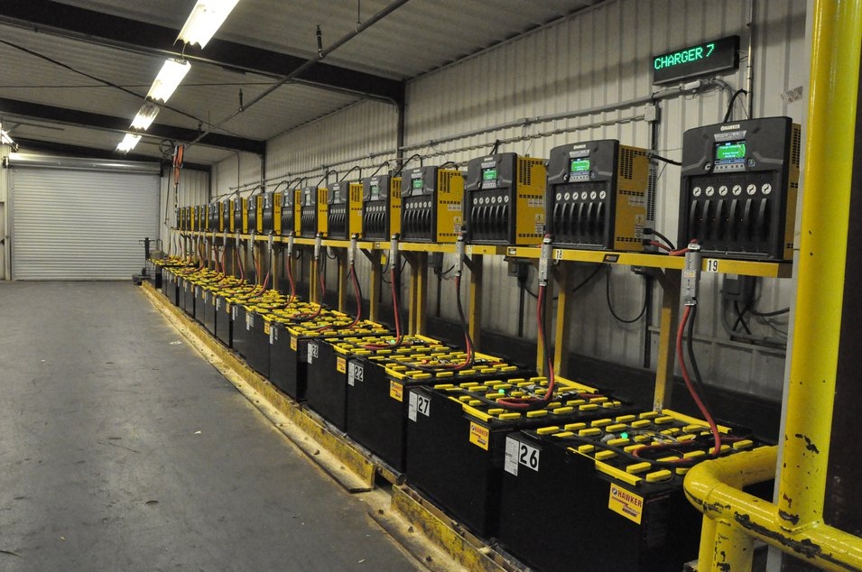 What Types of Batteries Are Available for Electric Forklifts