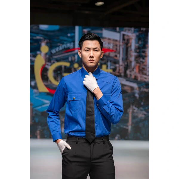 BD-MO-117 Online ordering of driver uniforms  Model catwalk