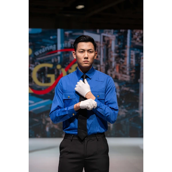 BD-MO-117 Online ordering of driver uniforms  Model catwalk