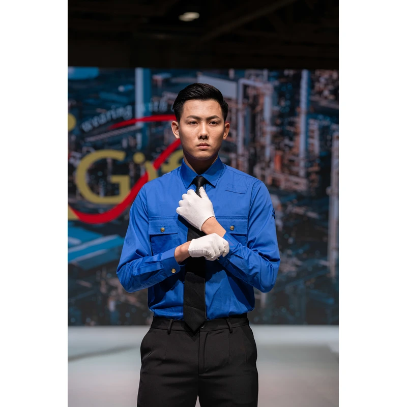 BD-MO-117 Online ordering of driver uniforms  Model catwalk