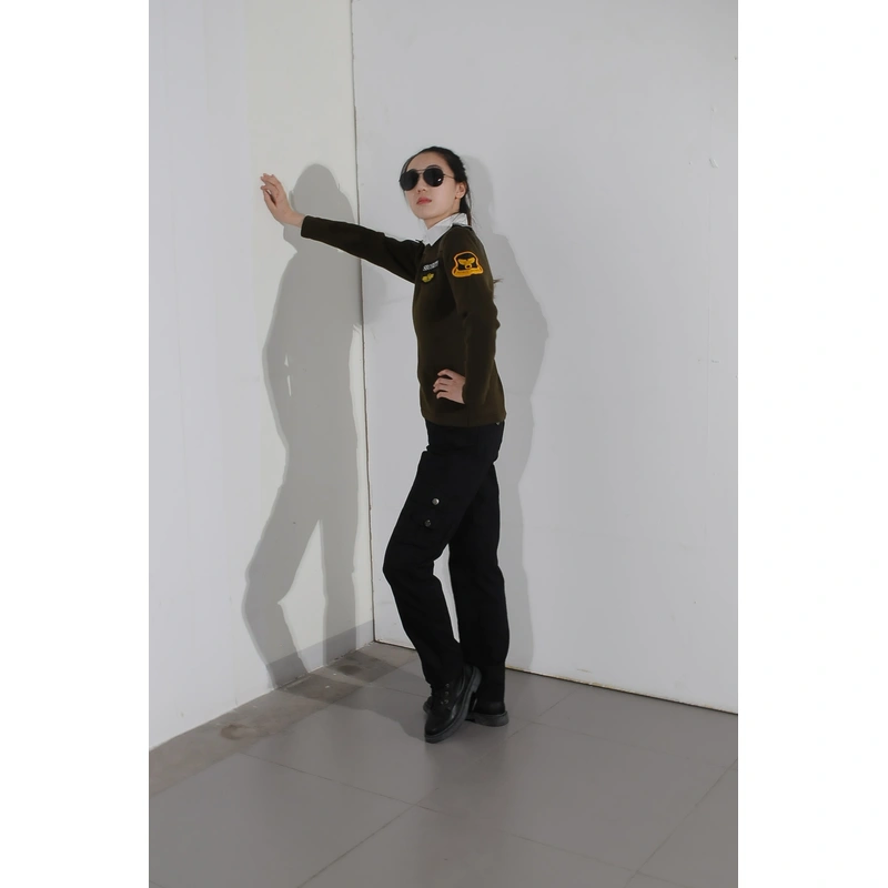 BD-MO-013 Customized Security Sweater Uniform Model Demonstration Real Person Trying On Custom Style
