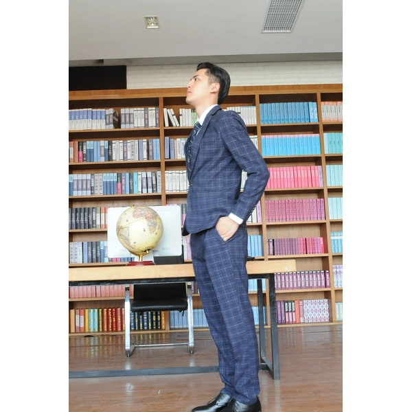 BD-MO-066  Models try on men's suit shops