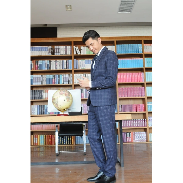 BD-MO-066  Models try on men's suit shops