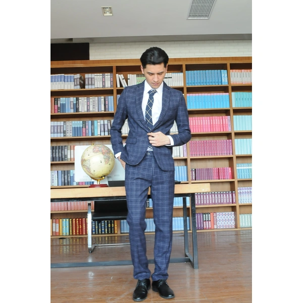 BD-MO-066  Models try on men's suit shops