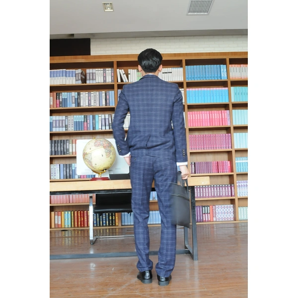 BD-MO-066  Models try on men's suit shops