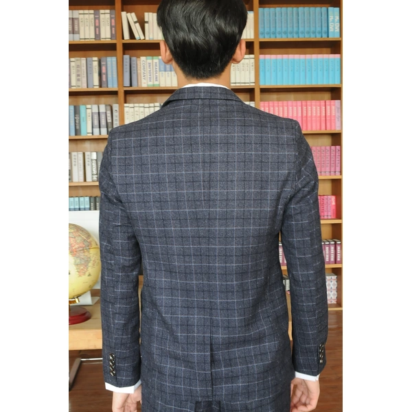 BD-MO-066  Models try on men's suit shops