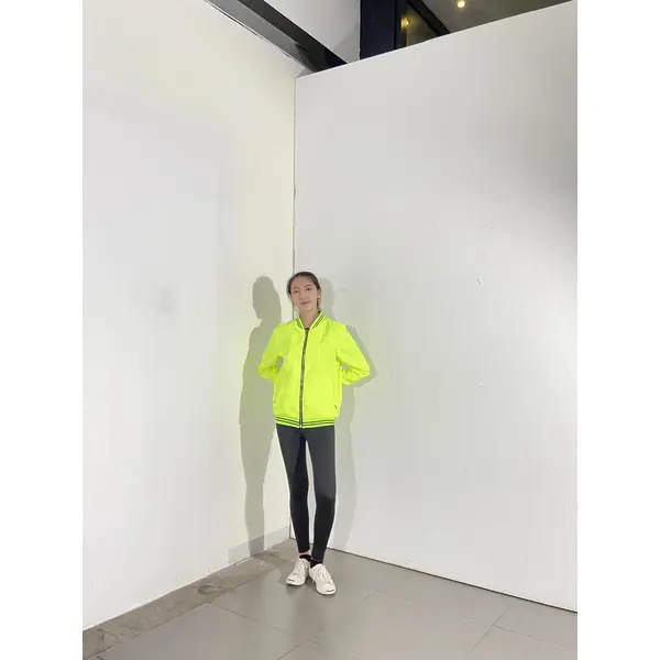 BD-MO-029 Customized casual jackets, models try on, design fluorescent yellow patchwork striped jacket, windbreaker jacket supplier