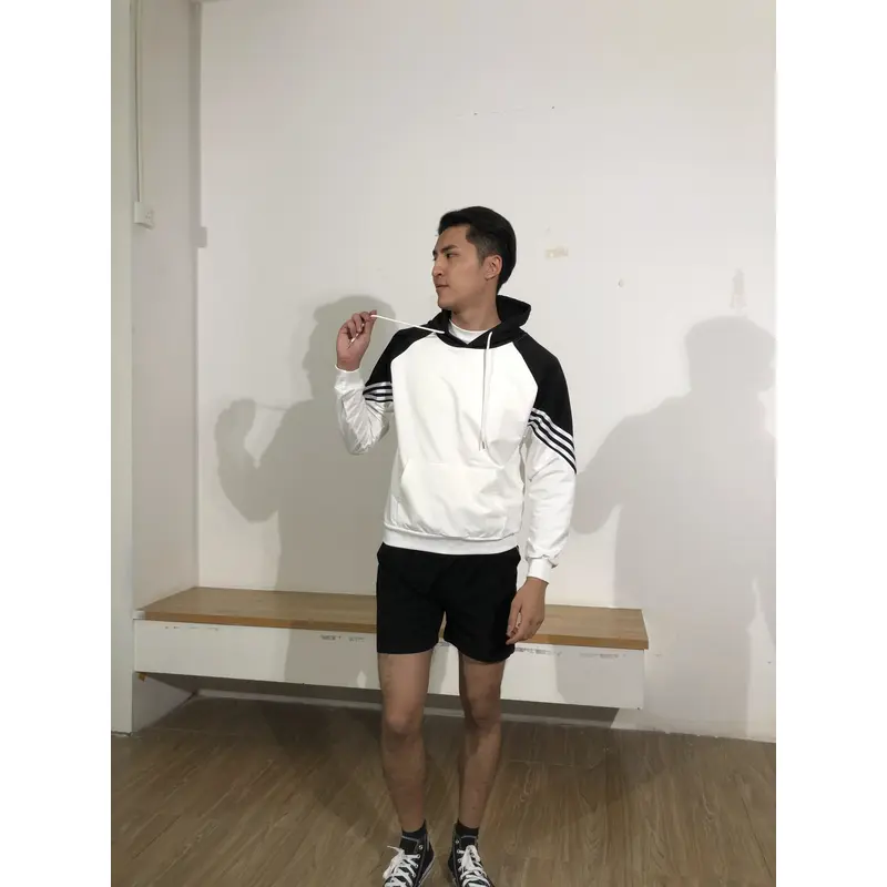 BD-MO-124 Custom-made hooded knitted sweaters, models try on black and white contrast colors, soft and comfortable. Hooded knitted sweaters specialty store