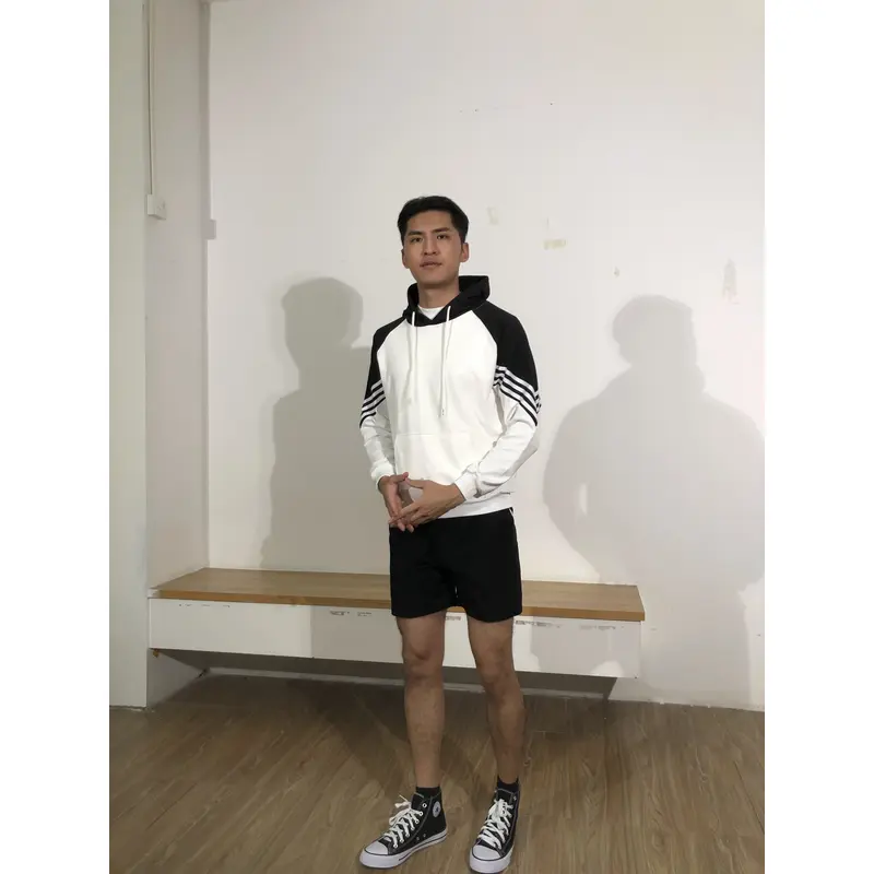 BD-MO-124 Custom-made hooded knitted sweaters, models try on black and white contrast colors, soft and comfortable. Hooded knitted sweaters specialty store