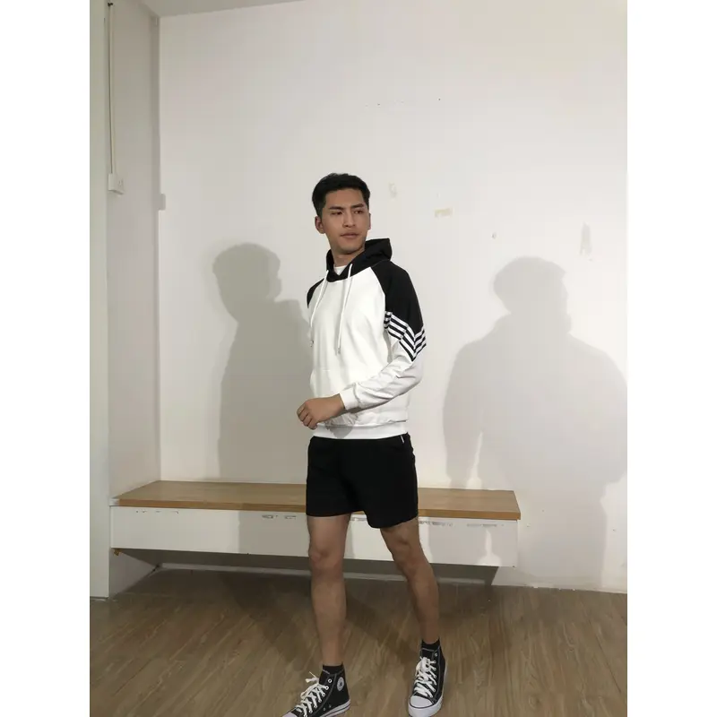 BD-MO-124 Custom-made hooded knitted sweaters, models try on black and white contrast colors, soft and comfortable. Hooded knitted sweaters specialty store