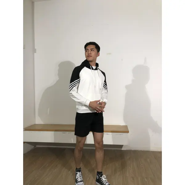 BD-MO-124 Custom-made hooded knitted sweaters, models try on black and white contrast colors, soft and comfortable. Hooded knitted sweaters specialty store