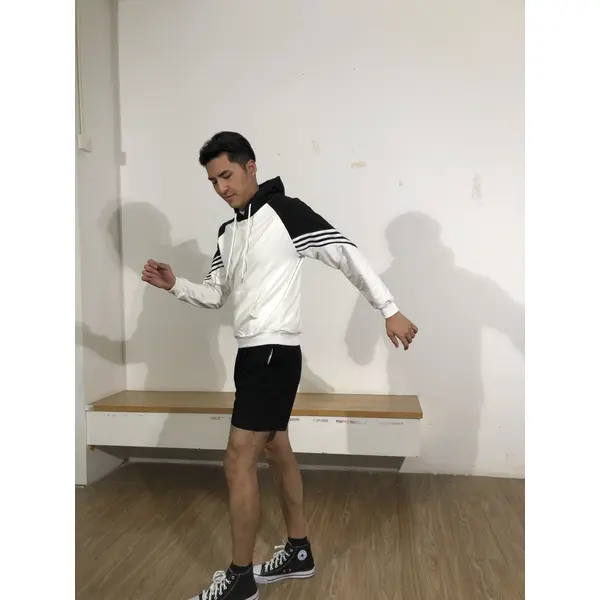 BD-MO-124 Custom-made hooded knitted sweaters, models try on black and white contrast colors, soft and comfortable. Hooded knitted sweaters specialty store