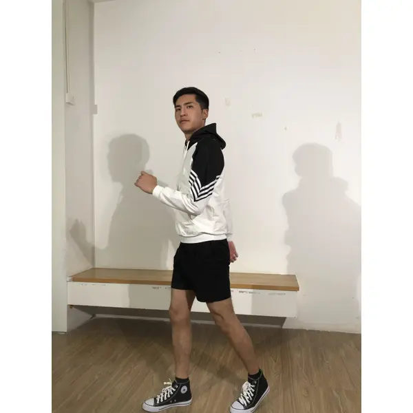 BD-MO-124 Custom-made hooded knitted sweaters, models try on black and white contrast colors, soft and comfortable. Hooded knitted sweaters specialty store