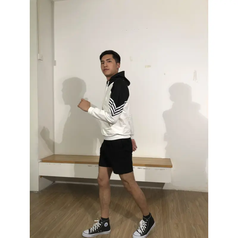 BD-MO-124 Custom-made hooded knitted sweaters, models try on black and white contrast colors, soft and comfortable. Hooded knitted sweaters specialty store