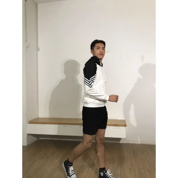 BD-MO-124 Custom-made hooded knitted sweaters, models try on black and white contrast colors, soft and comfortable. Hooded knitted sweaters specialty store