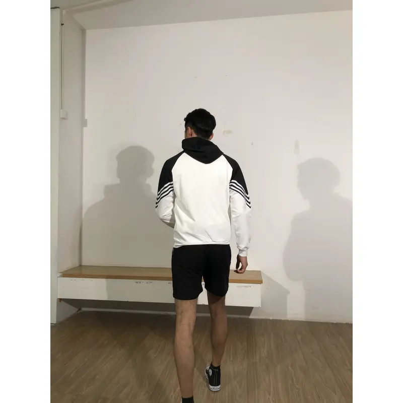 BD-MO-124 Custom-made hooded knitted sweaters, models try on black and white contrast colors, soft and comfortable. Hooded knitted sweaters specialty store