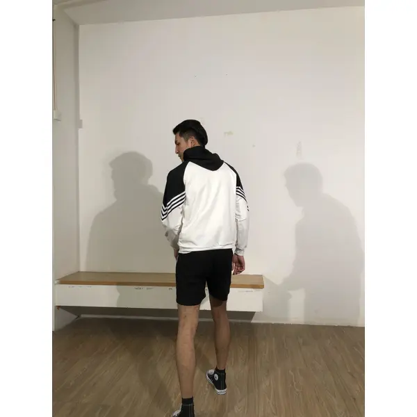 BD-MO-124 Custom-made hooded knitted sweaters, models try on black and white contrast colors, soft and comfortable. Hooded knitted sweaters specialty store