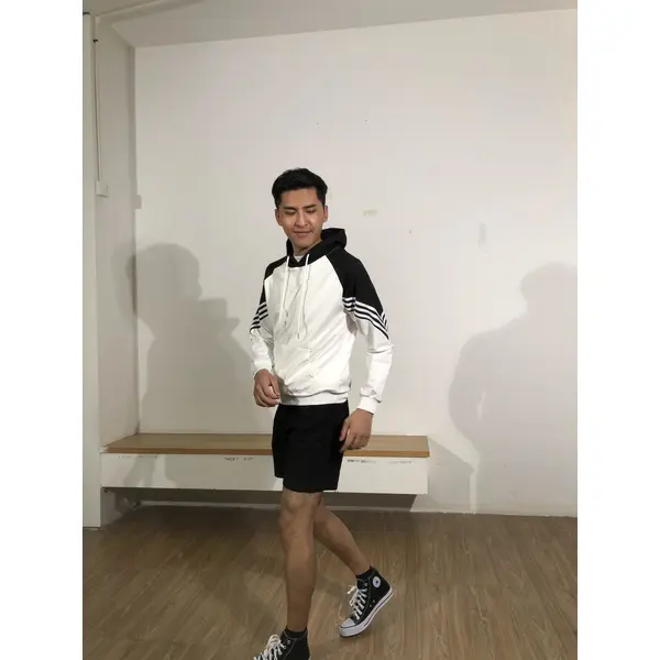 BD-MO-124 Custom-made hooded knitted sweaters, models try on black and white contrast colors, soft and comfortable. Hooded knitted sweaters specialty store