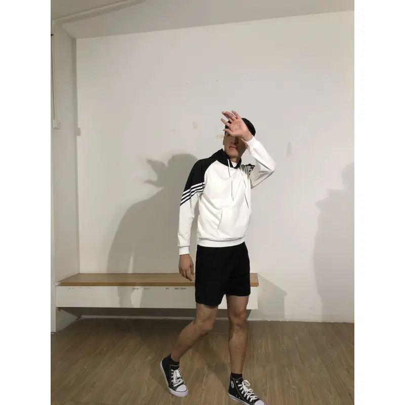 BD-MO-124 Custom-made hooded knitted sweaters, models try on black and white contrast colors, soft and comfortable. Hooded knitted sweaters specialty store